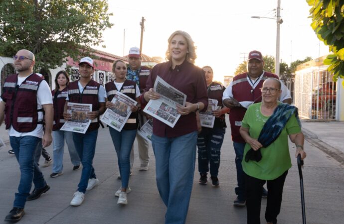 Entre muestras de cariño, Claudia Santacruz realiza su primera asamblea informativa en la colonia Libertad