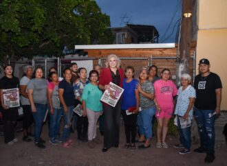 Claudia Santacruz dialoga con vecinos de la Machi López sobre la transformación de Cajeme