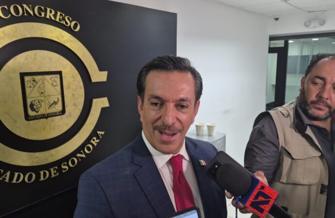 Presenta David Figueroa propuesta para fumigar constantemente en escuelas de Sonora