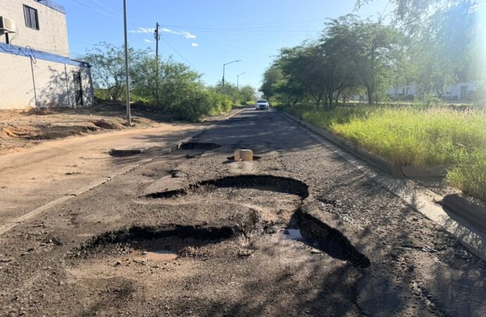 Baches y vialidades dañadas complican la circulación en Hermosillo