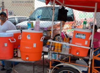 Orientan sobre trámites y permisos sanitarios a ambulantes
