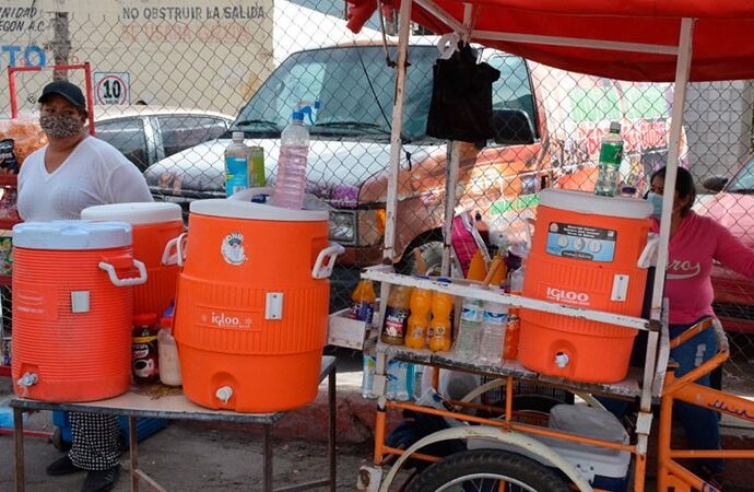 Orientan sobre trámites y permisos sanitarios a ambulantes