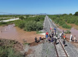 Familias de Empalme piden alimentos y materiales tras inundaciones por Polo