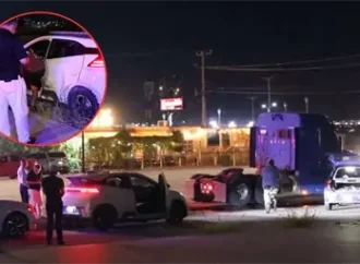 Choque entre tráiler y auto eléctrico provoca daños materiales al sur de Hermosillo
