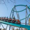 Muere hombre tras salir expulsado de montaña rusa en Six Flags; cierran nueve atracciones por seguridad