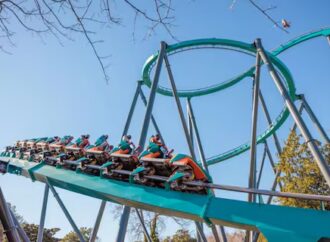 Muere hombre tras salir expulsado de montaña rusa en Six Flags; cierran nueve atracciones por seguridad