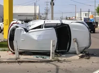 Volcamiento en cruce de Nayarit y Monteverde deja dos lesionados en Hermosillo