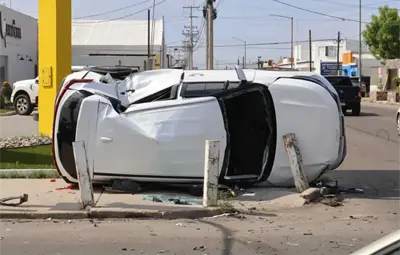 Volcamiento en cruce de Nayarit y Monteverde deja dos lesionados en Hermosillo