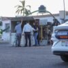 Camión de carga vuelca y derriba semáforo tras choque con un Jetta en Hermosillo