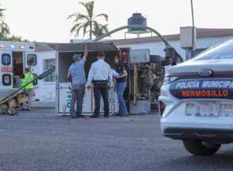 Camión de carga vuelca y derriba semáforo tras choque con un Jetta en Hermosillo