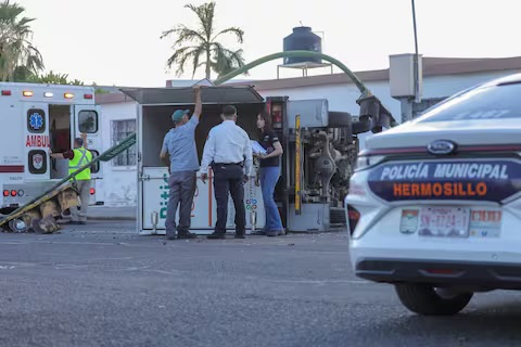 Camión de carga vuelca y derriba semáforo tras choque con un Jetta en Hermosillo