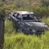 Mujer resulta lesionada tras volcamiento en carretera al Delfinario, en San Carlos