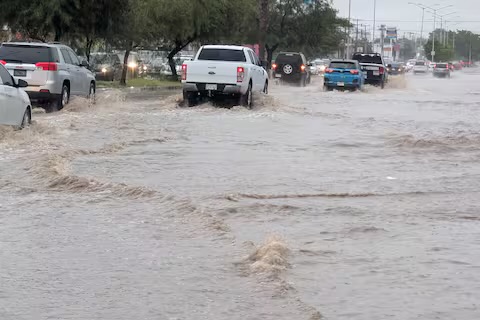 Lluvias provocan cierres viales en dos sectores de Hermosillo; Tránsito pide tomar precauciones