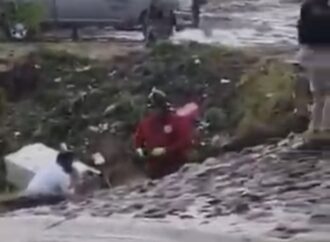 Muere persona arrastrada por arroyo durante fuertes lluvias en Guaymas