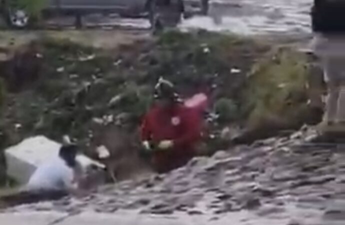 Muere persona arrastrada por arroyo durante fuertes lluvias en Guaymas