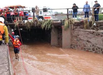 Dos hombres mueren tras ser arrastrado su vehículo por un arroyo en Guaymas