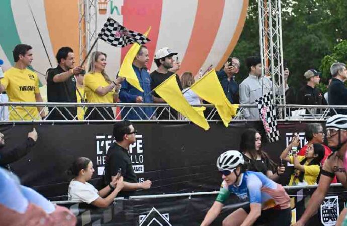 Toño Astiazarán da arranque a L’Étape by Tour de France con más de 1,200 ciclistas en Hermosillo