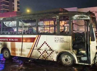 Incendio consume camión del transporte urbano al oriente de Hermosillo