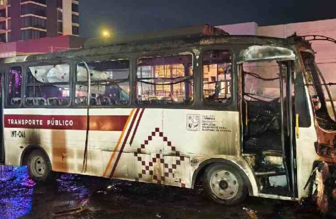 Incendio consume camión del transporte urbano al oriente de Hermosillo