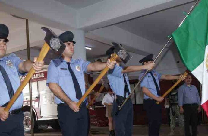 Abanderan a la escolta del Departamento de Bomberos de Cajeme