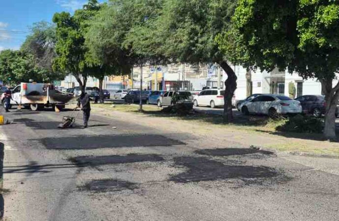 Con trabajo permanente cuadrillas realizan bacheo en la ciudad