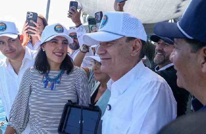Durazo impulsa turismo en Sonora con hundimiento de exbuque en San Carlos