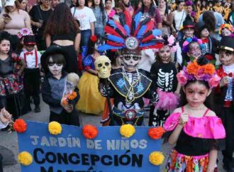 Vive Navojoa vistoso desfile de catrinas y catrines