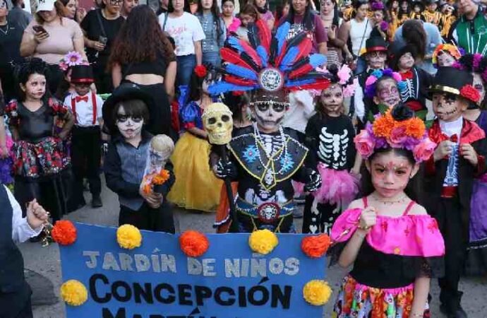 Vive Navojoa vistoso desfile de catrinas y catrines