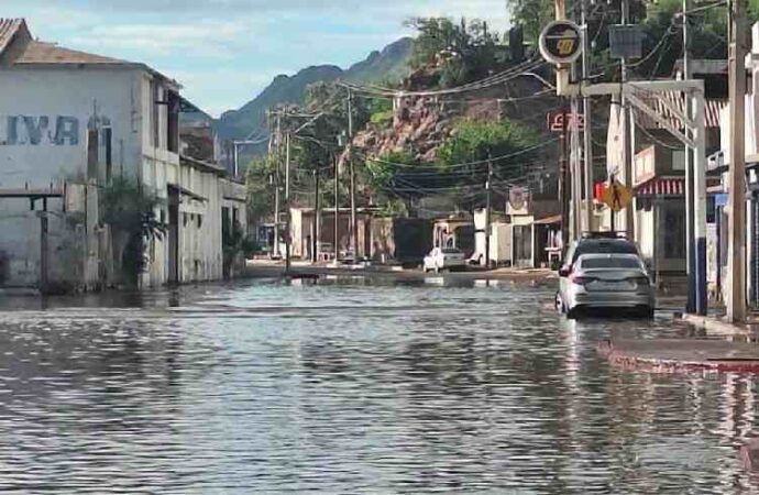 Marea extraordinaria inunda Guaymas y Empalme en Sonora