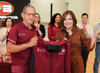 Deja Patricia Patiño la rectoría de la UES