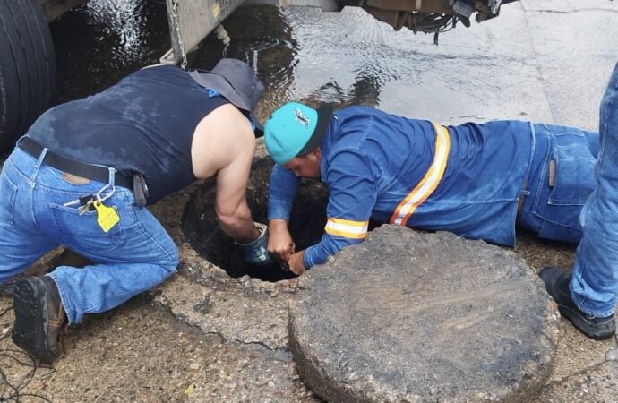 Mantiene Agua de Hermosillo labores de desazolve y mantenimiento del drenaje sanitario por lluvias