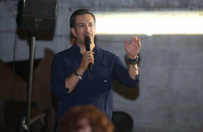 Escucha David Figuera a vecinos de la colonia Jesús García