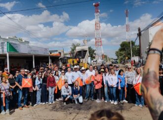 Toño Astiazarán arranca rehabilitación de calles en Miguel Alemán y entrega apoyos a familias de Bahía de Kino