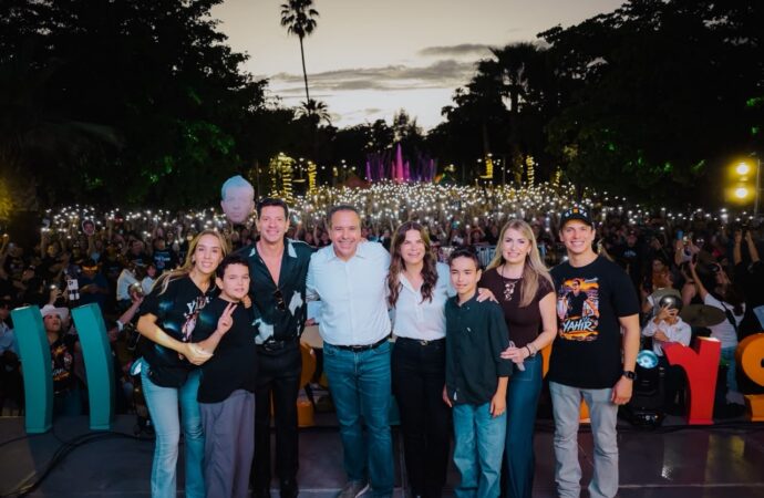 Reconoce Toño Astiazarán a cantante Yahir como Hermosillense Distinguido ante más de 3 mil 500 personas